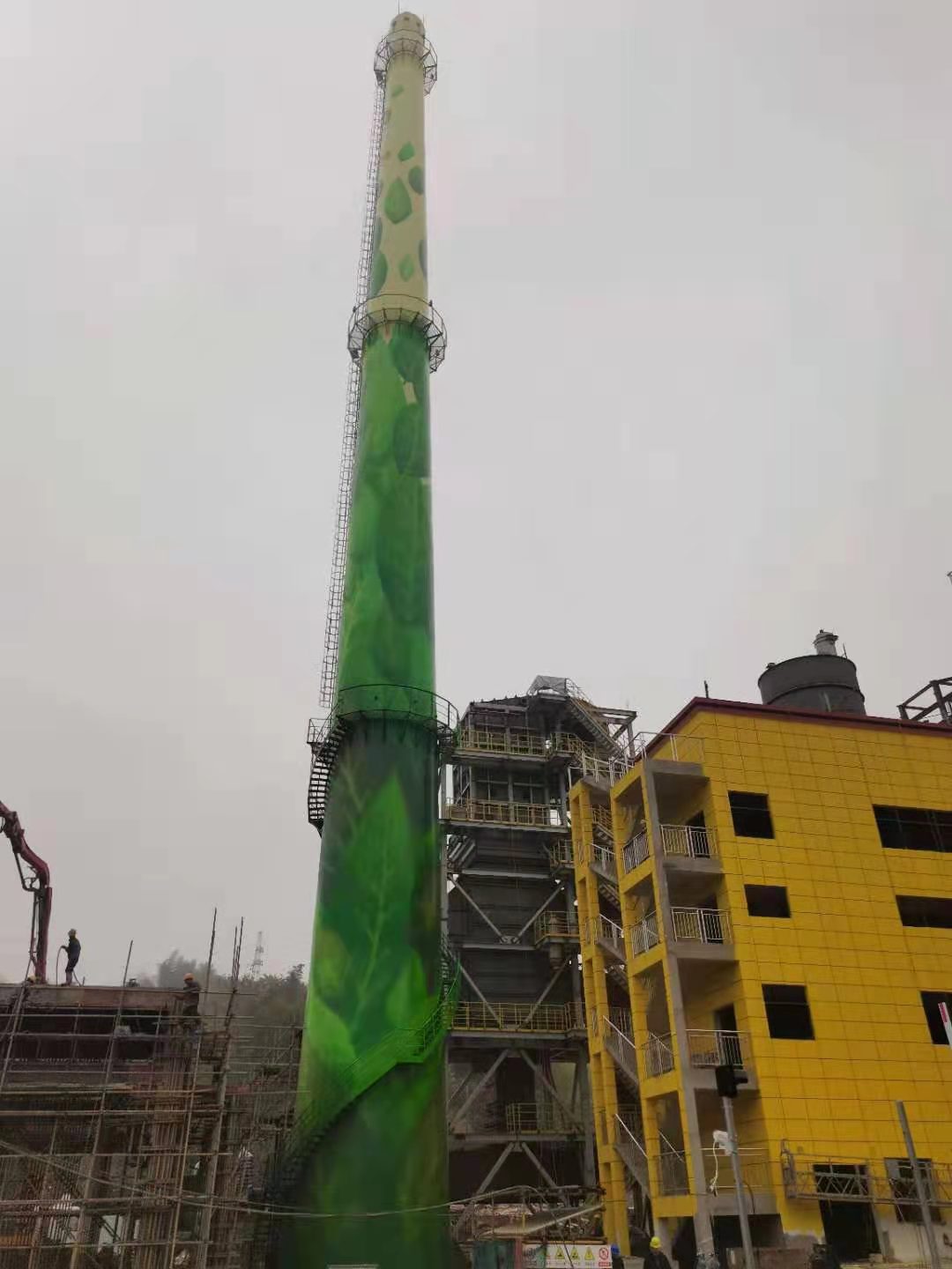 旌阳烟囱变绿叶-烟囱美化新风尚